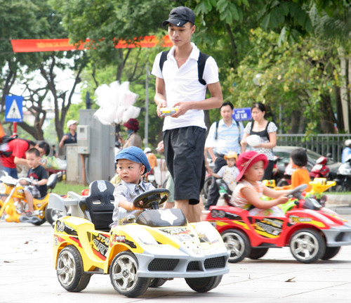 Xe được người lớn điều khiển