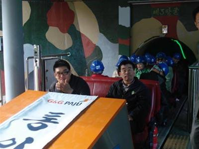 Muốn vào hầm phải đeo mũ bảo hiểm, trừ lái tàu - Ảnh: Trí Đường Đường hầm ở độ sâu 73m Muốn vào hầm phải đeo mũ bảo hiểm, trừ lái tàu - Ảnh: Trí Đường Đường hầm ở độ sâu 73m