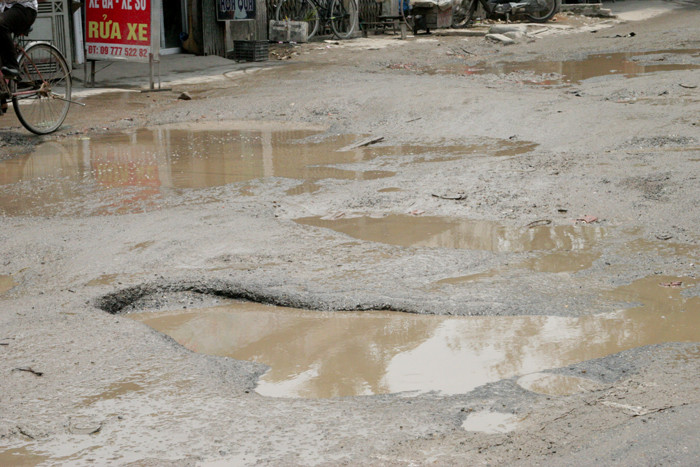 Thậm chí mặt đường còn xuất hiện các hố rộng,đọng nước bẩn