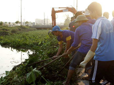 Phong trào thanh niên tình nguyện ngày càng được triển khai sâu rộng trong thế hệ trẻ (trong ảnh, thanh niên Thái Bình khơi thông kênh rạch sau bão). Ảnh: MXT