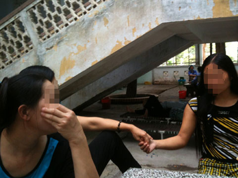 Bệnh nhân Q.(bên trái) đang ngồi trong khuôn viên bệnh viện.