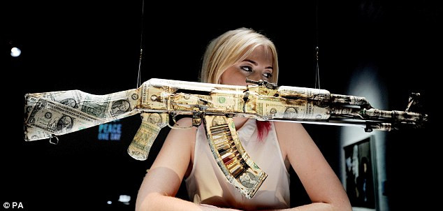 Khẩu súng này được bao bọc bởi những tờ đô la Mỹ