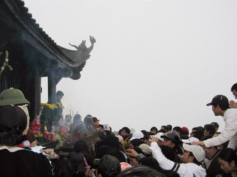 Du khách đến được với đỉnh thiêng chùa Đồng Yên Tử ngày càng nhiều hơn.