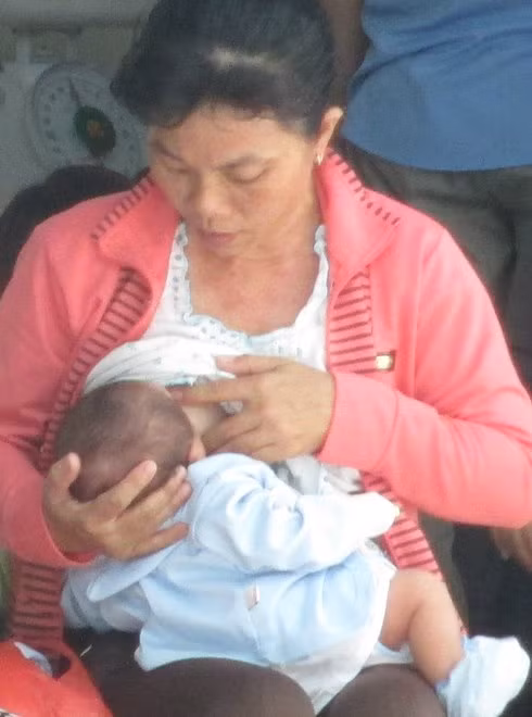 Một bà mẹ đang chờ đến lượt cho con chích ngừa viêm gan B tại Bệnh viện Từ Dũ, TP HCM, sáng 23/7. Ảnh: Bích Thục