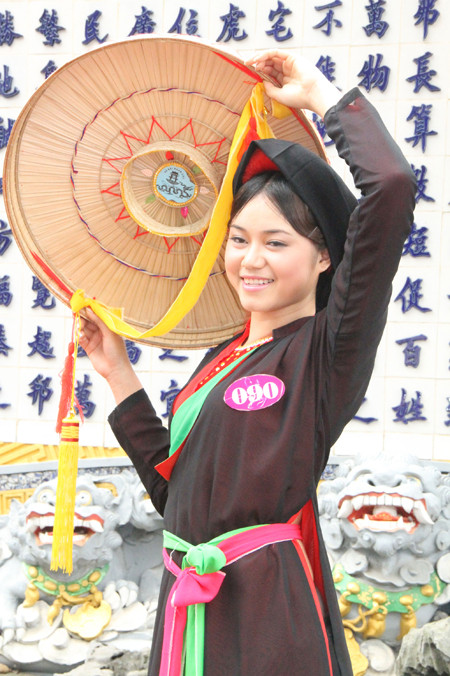 Nghiêng nghiêng nón ba tầm