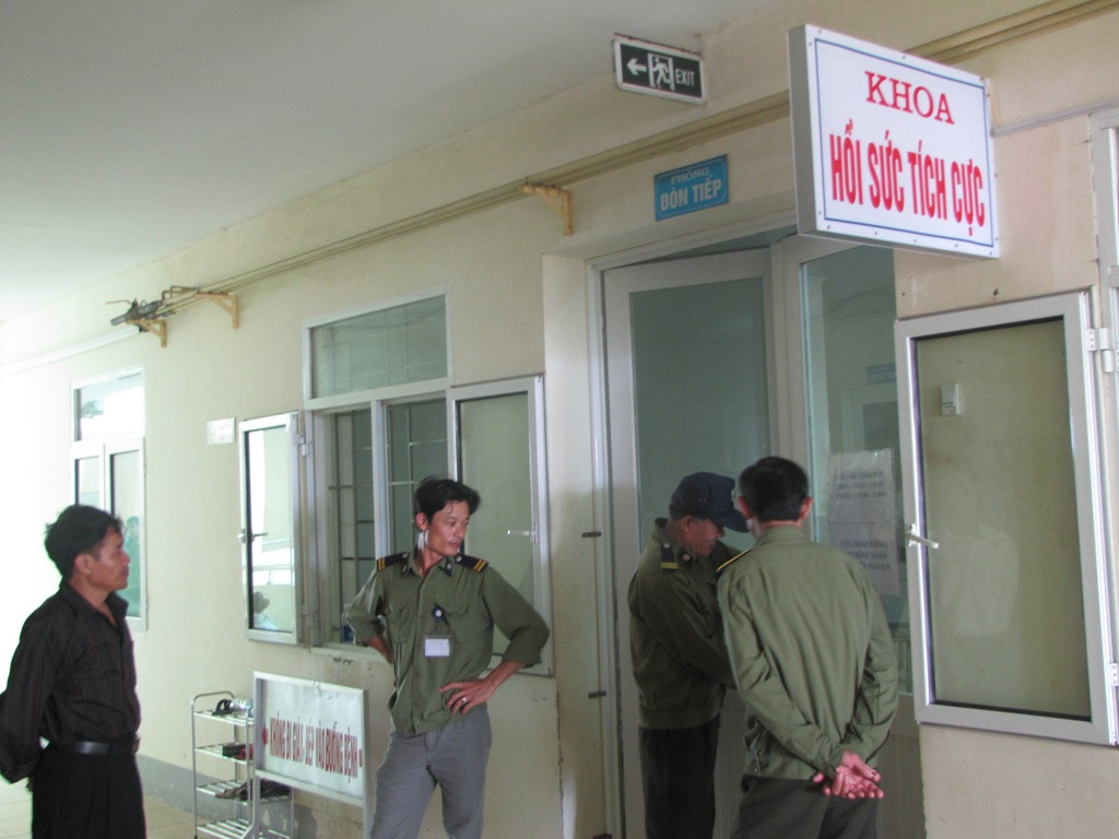 Lực lượng bảo vệ ngăn chặn người nhà quá khích 