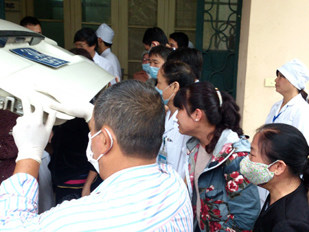 Người thân nạn nhân khóc nức nở trước xe đưa thi thể nạn nhân về nhà xác