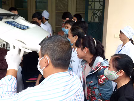 Người thân nạn nhân khóc nức nở trước xe đưa thi thể nạn nhân về nhà xác