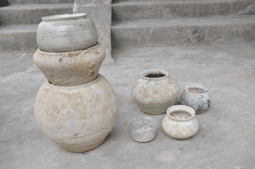 Hiện tại anh Dương đang cất giữ những chiếc bình này tại nhà của mình. Có nhiều người đến hỏi mua nhưng anh không bán