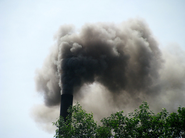 Khói độc phủ trên đầu nhà dân. Ảnh: V.H