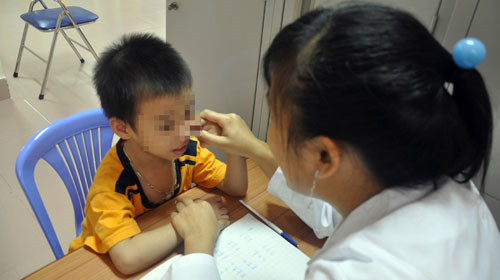 Để phát âm chuẩn phụ âm “n”: đầu lưỡi bé phải chạm vào chân răng trên, đưa hơi thoát lên mũi (chạm tay vào mũi có sự rung nhẹ), bật lưỡi và phát tiếng. Ảnh: Tuổi Trẻ. Để phát âm chuẩn phụ âm “n”: đầu lưỡi bé phải chạm vào chân răng trên, đưa hơi thoát lên mũi (chạm tay vào mũi có sự rung nhẹ), bật lưỡi và phát tiếng. Ảnh: Tuổi Trẻ