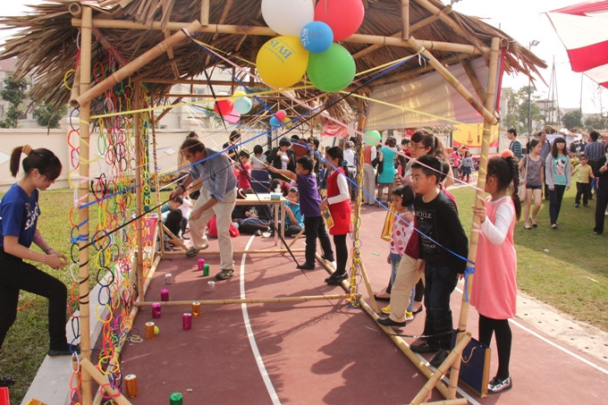 Đến các trò chơi vận động như nhẩy bao bố, trò chơi tạt lon...