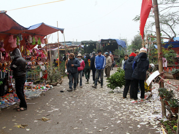 Vé số xả trắng một góc chợ Ảnh: Mai Xuân Tùng