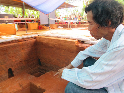 Họa sỹ Nguyễn Thượng Hỷ bên hố thiêng Champa Phong Lệ vừa phát lộ 