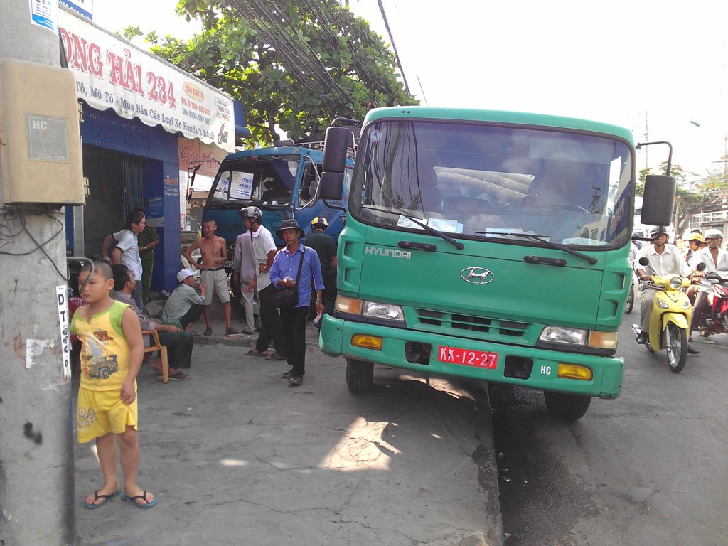 Chiếc xe dịch vụ vệ sinh của cục hậu cần quân khu 9 vẫn ở hiện trường sau khi bị chiếc xe đâm từ phía sau