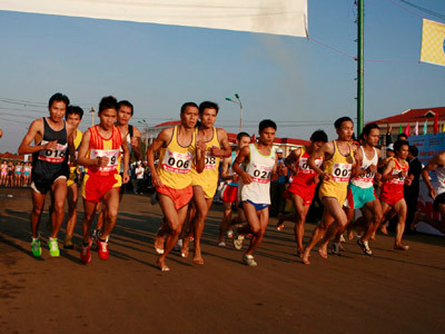 Các VĐV nam cự li 10km. Ảnh: Hồng Vĩnh. Các VĐV nam cự li 10km. Ảnh: Hồng Vĩnh