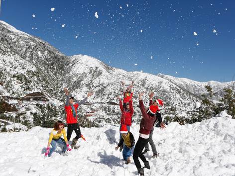 Du khách khắp nơi đổ về để chiêm ngưỡng và ném tuyết 