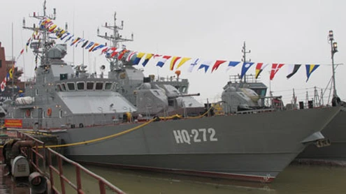 Tàu chiến HQ 272 tại lễ bàn giao. Ảnh: QĐND