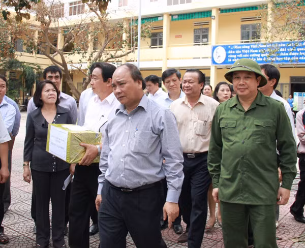 Phó thủ tướng Nguyễn Xuân Phúc kiểm tra, chỉ đạo công tác khắc phục hậu quả. Ảnh: Nguyễn Huy