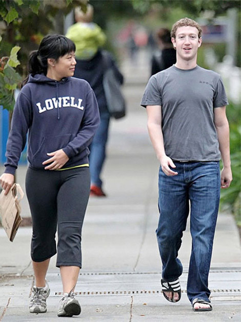 Nhà sáng lập của Facebook xuất hiện giản dị cùng vợ ở Việt Nam