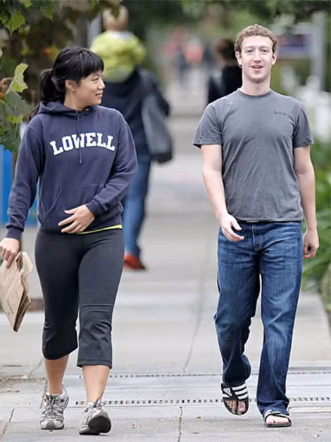 Nhà sáng lập của Facebook xuất hiện giản dị cùng vợ ở Việt Nam