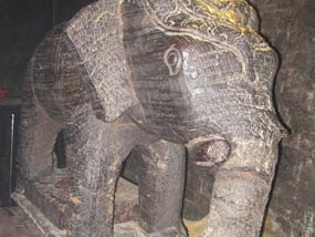 Thạch tượng (voi đá) tương truyền là "lễ vật" tế thần hơn 1.000 năm trước ở Tháp Bà Pônagar . Thạch tượng (voi đá) tương truyền là