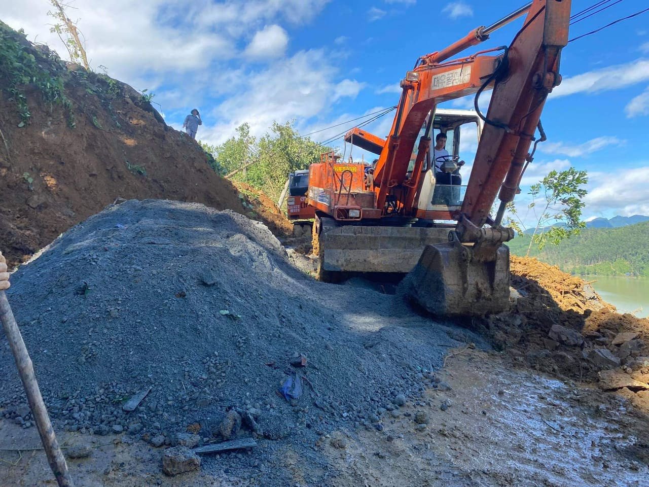 Vụ sạt lở 43 người mất tích ở Quảng Nam: Tìm được hàng chục người còn sống ảnh 10