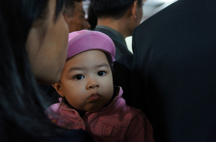 Một em nhỏ theo mẹ tới viếng Đại tướng. Ảnh: T.Đ