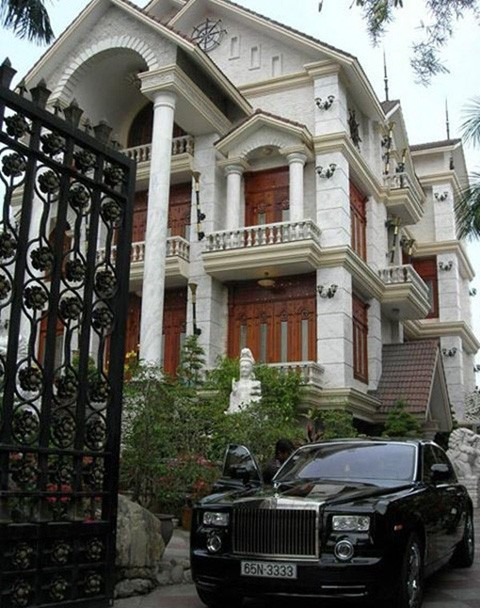Biệt thự của gia đình bà Diệu Hiền với Rolls-Royce tứ quý đậu trước cửa