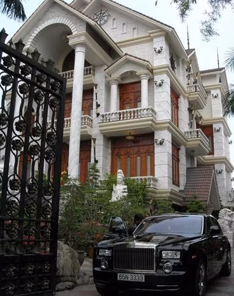 Biệt thự của gia đình bà Diệu Hiền với Rolls-Royce tứ quý đậu trước cửa. Biệt thự của gia đình bà Diệu Hiền với Rolls-Royce tứ quý đậu trước cửa