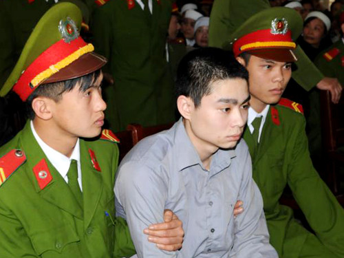 Từ sáng sớm rất đông các chiến sỹ công an, lực lượng bảo vệ có mặt để chuẩn bị an minh cho phiên tòa. Các phóng viên đã tới tòa từ rất sớm để chuẩn bị tác nghiệp, đưa tin. Luật sư Huỳnh - người bảo vệ lợi ích cho gia đình bị hại. Trong khi gia đình bị hại phẫn nộ, đau đớn... ... thì người nhà bị cáo Luyện lo lắng "ẩn" vào chỗ khuất. Ba bị cáo được áp tải tới tòa án và được hộ tống bởi khoảng gấn 300 chiến sĩ cảnh sát. Bị cáo Lê Văn Mến (bố của Lê Văn Luyện) bước vào tòa Khi thấy Lê Văn Luyện, người nhà cháu Bích đã xô tới kêu khóc, la ó đòi công bằng khiến lực lượng công an buộc phải áp tải cả ba bị cáo ra phòng Kiểm sát viên để bảo vệ. Lê Văn Luyện mặc quần bò áo sơ mi, khuôn mặt trắng trẻo gầy hơn lần xét xử sơ thẩm ngồi lặng thinh đợi phiên tòa bắt đầu. Lê Văn Luyện quay sang nhìn bố không nói được câu nào. Lê Văn Luyện lí nhí khai nhận toàn bộ quá trình gây án giết người, cướp vàng tại tiệm vàng Ngọc Bích Bị cáo Lê Văn Miên cho rằng vì quá thương con và hiểu biết pháp luật "nông cạn" nên mới bao che tội cho con mình. Tòan cảnh phiên tòa. Phiên tòa buổi sáng kết thúc, thấy gia đình bị hại quá bức xúc, rất nhiều cảnh sát vây quanh các bị cáo nhằm tránh xảy ra xô xát. Các bị cáo được áp tải lên xe trở về nơi giam giữ chuẩn bị cho phiên xử buổi chiều. Các bị cáo được tháo còng sau khi được dẫn giải tới phiên tòa Các bị cáo ngồi lặng lẽ trong vồng vây của lựng lượng bảo vệ trong khi gia đình người bị hại la ó. Lê Văn Luyện ngáp ngắn ngáp dài không cần lấy tay che... Và nắm chặt đôi tay đã cướp đi ba mạng người khi nghe gia đình bị hại và các luật sư tranh luận. Ông Trịnh Văn Tín - ông nội cháu Bích nêu những nghi vấn chưa sáng tỏ trong vụ án. Lê Văn Luyện lí nhí khi được nói lời cuối: "Bị cáo xin lỗi toàn xã hội và xin lỗi gia đình nạn nhân. Bị cáo mong được tòa giảm án cho mình và người thân” Các bị cáo cúi đầu nghe tòa tuyên án. Từ sáng sớm rất đông các chiến sỹ công an, lực lượng bảo vệ có mặt để chuẩn bị an minh cho phiên tòa. Các phóng viên đã tới tòa từ rất sớm để chuẩn bị tác nghiệp, đưa tin. Luật sư Huỳnh - người bảo vệ lợi ích cho gia đình bị hại. Trong khi gia đình bị hại phẫn nộ, đau đớn... ... thì người nhà bị cáo Luyện lo lắng "ẩn" vào chỗ khuất. Ba bị cáo được áp tải tới tòa án và được hộ tống bởi khoảng gấn 300 chiến sĩ cảnh sát. Bị cáo Lê Văn Mến (bố của Lê Văn Luyện) bước vào tòa Khi thấy Lê Văn Luyện, người nhà cháu Bích đã xô tới kêu khóc, la ó đòi công bằng khiến lực lượng công an buộc phải áp tải cả ba bị cáo ra phòng Kiểm sát viên để bảo vệ. Lê Văn Luyện mặc quần bò áo sơ mi, khuôn mặt trắng trẻo gầy hơn lần xét xử sơ thẩm ngồi lặng thinh đợi phiên tòa bắt đầu. Lê Văn Luyện quay sang nhìn bố không nói được câu nào. Lê Văn Luyện lí nhí khai nhận toàn bộ quá trình gây án giết người, cướp vàng tại tiệm vàng Ngọc Bích Bị cáo Lê Văn Miên cho rằng vì quá thương con và hiểu biết pháp luật "nông cạn" nên mới bao che tội cho con mình. Tòan cảnh phiên tòa. Phiên tòa buổi sáng kết thúc, thấy gia đình bị hại quá bức xúc, rất nhiều cảnh sát vây quanh các bị cáo nhằm tránh xảy ra xô xát. Các bị cáo được áp tải lên xe trở về nơi giam giữ chuẩn bị cho phiên xử buổi chiều. Các bị cáo được tháo còng sau khi được dẫn giải tới phiên tòa Các bị cáo ngồi lặng lẽ trong vồng vây của lựng lượng bảo vệ trong khi gia đình người bị hại la ó. Lê Văn Luyện ngáp ngắn ngáp dài không cần lấy tay che... Và nắm chặt đôi tay đã cướp đi ba mạng người khi nghe gia đình bị hại và các luật sư tranh luận. Ông Trịnh Văn Tín - ông nội cháu Bích nêu những nghi vấn chưa sáng tỏ trong vụ án. Lê Văn Luyện lí nhí khi được nói lời cuối: "Bị cáo xin lỗi toàn xã hội và xin lỗi gia đình nạn nhân. Bị cáo mong được tòa giảm án cho mình và người thân” Các bị cáo cúi đầu nghe tòa tuyên án.