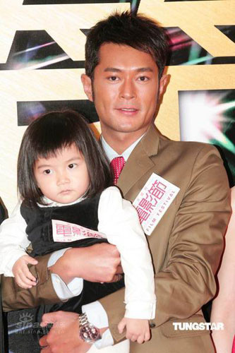 Cha con Cổ Thiên Lạc trong phim "Run Papa run"