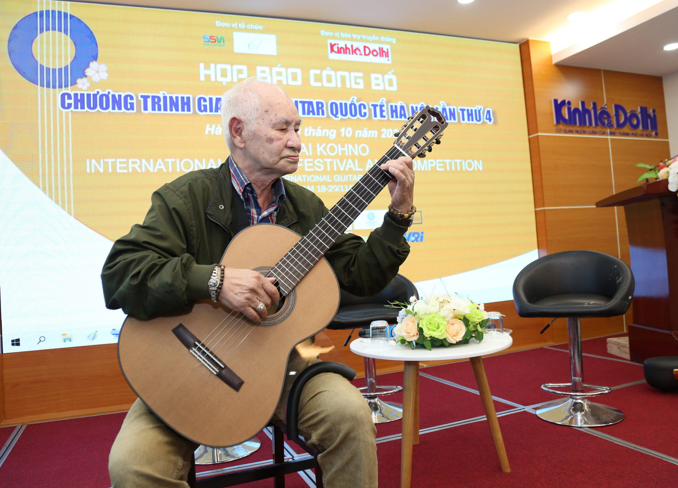Nghệ sĩ guitar lão thành Phạm Văn Phúc biểu diễn chào mừng sự kiện. Ảnh: BTC. Nghệ sĩ guitar lão thành Phạm Văn Phúc biểu diễn chào mừng sự kiện. Ảnh: BTC.