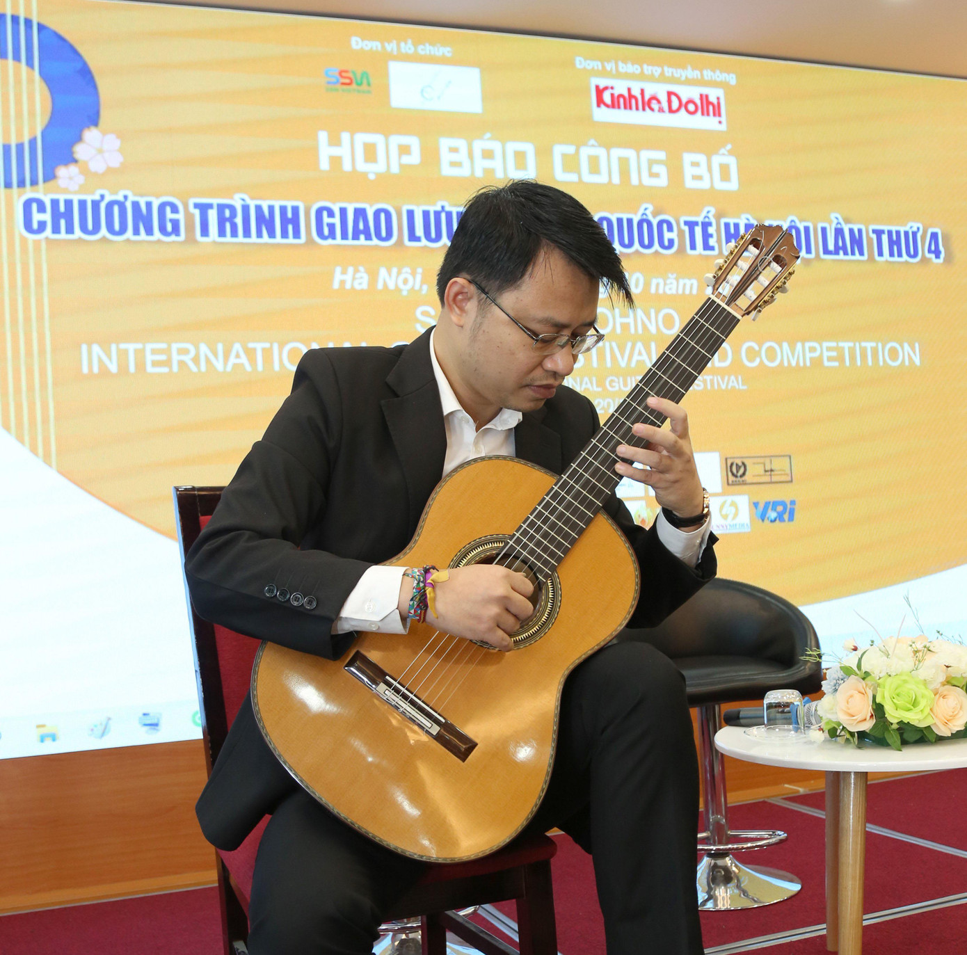 Nghệ sĩ guitar Vũ Đức Hiển đóng vai trò quan trọng trong sự khởi sắc của guitar độc tấu. Ảnh: BTC. Nghệ sĩ guitar Vũ Đức Hiển đóng vai trò quan trọng trong sự khởi sắc của guitar độc tấu. Ảnh: BTC.
