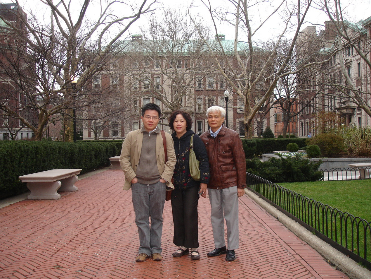 GS Ngô Bảo Châu và bố mẹ Ảnh: Tư liệu gia đình