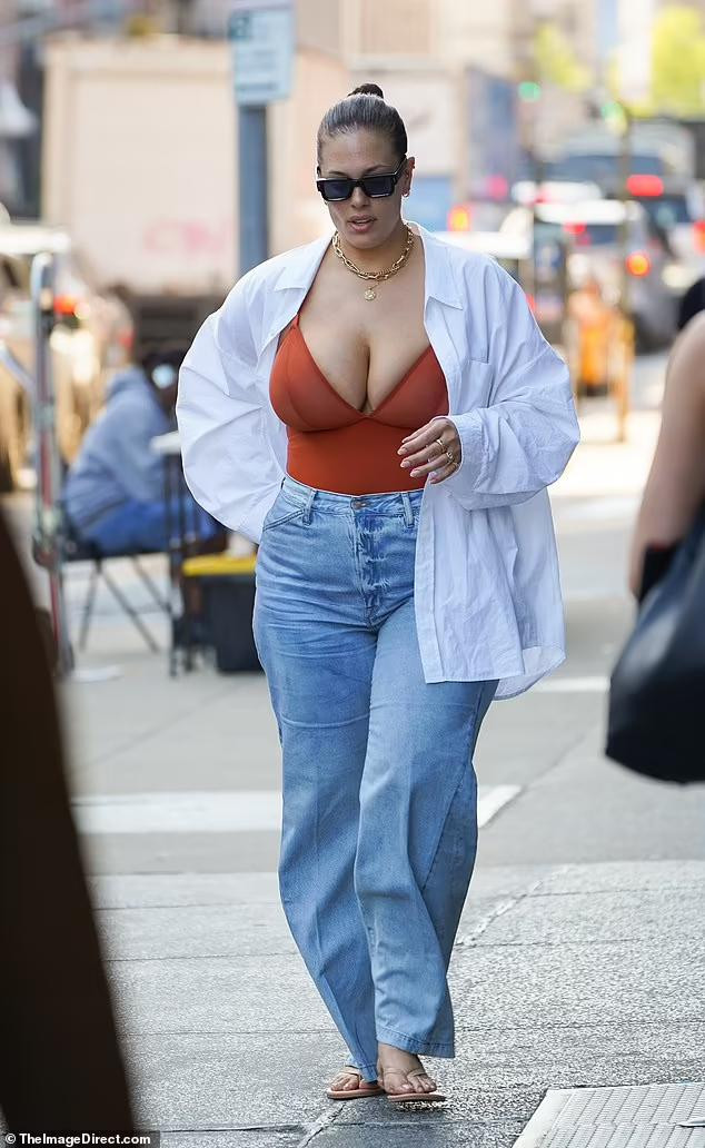 Có thể thấy Ashley Graham sau khi sinh cặp song sinh chưa bao lâu đã nhanh chóng lấy lại phom dáng và bắt tay vào công việc. Từng bị kỳ thị ngoại hình khi mới bước chân vào làng mốt, Ashley Graham hiện đã là siêu mẫu béo hot nhất nhì làng thời trang. Là người truyền cảm hứng và sự tự tin cho chị em sở hữu ngoại hình béo, không chuẩn mẫu.