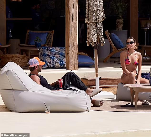 Hana Cross đi bơi cùng Eyal Booker (SN 1995), là ngôi sao truyền hình của show hẹn hò ăn khách Love Island (Anh). Cặp đôi nổi tiếng đến Hy Lạp để làm mẫu cho chiến dịch mùa hè của Superdry.