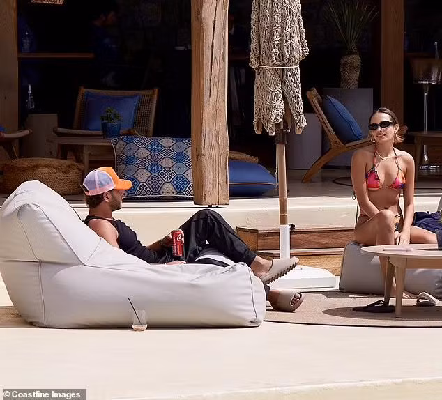 Hana Cross đi bơi cùng Eyal Booker (SN 1995), là ngôi sao truyền hình của show hẹn hò ăn khách Love Island (Anh). Cặp đôi nổi tiếng đến Hy Lạp để làm mẫu cho chiến dịch mùa hè của Superdry.