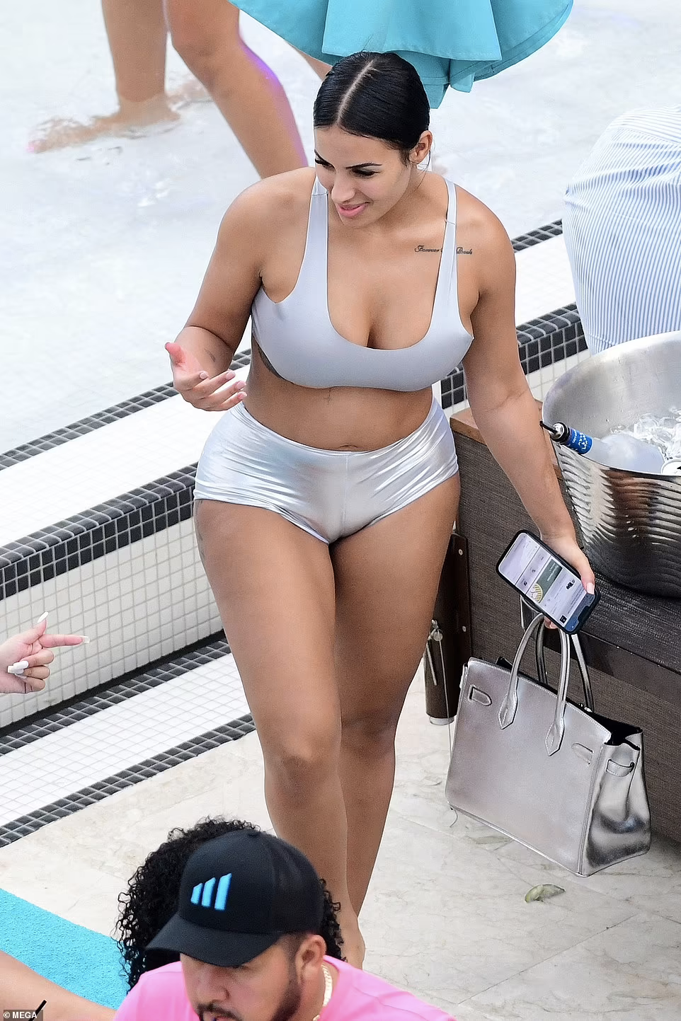 Người đẹp sinh năm 1997 hút mọi ánh nhìn với thân hình cực "bốc lửa" và gương mặt vô cùng xinh đẹp.