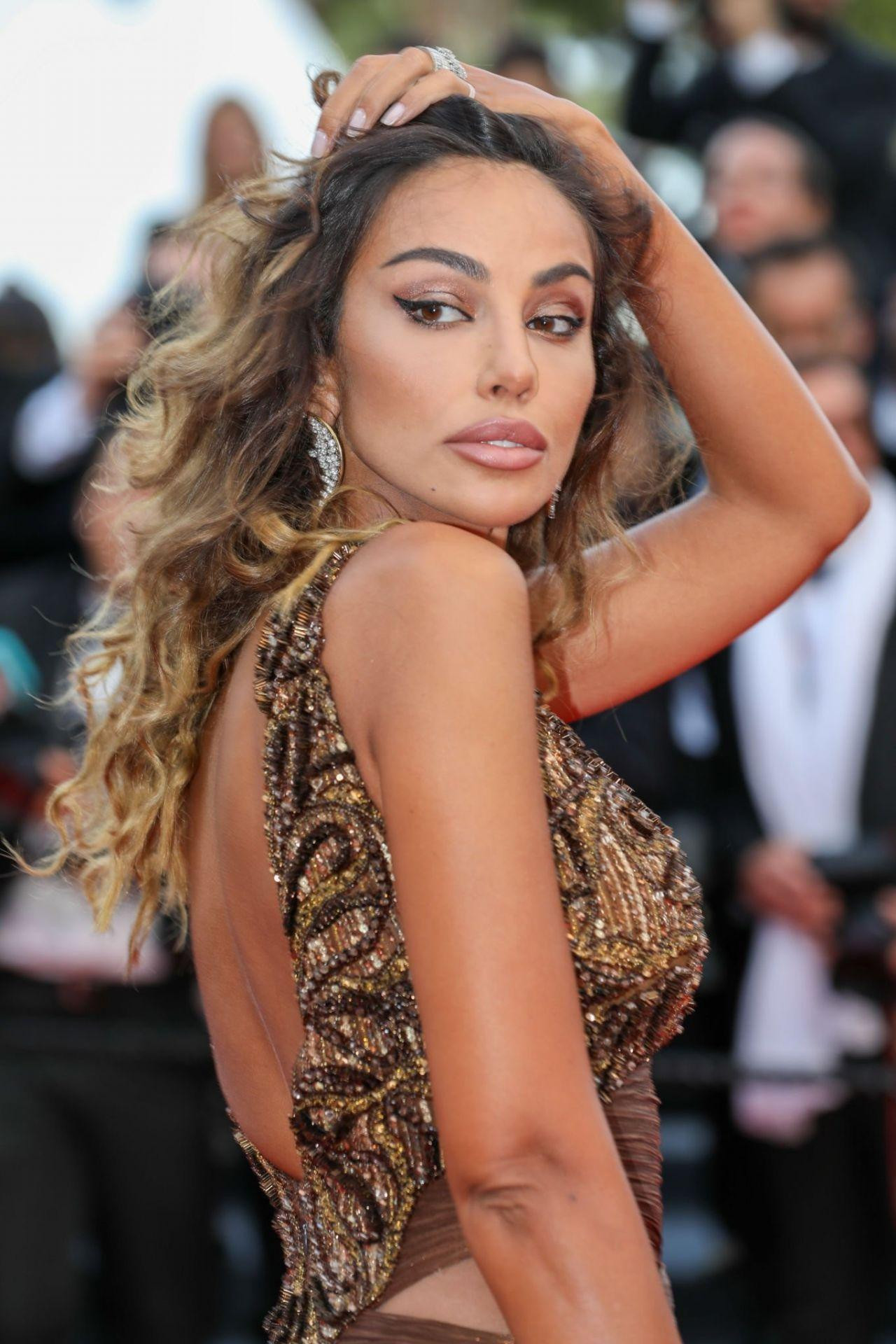 Gương mặt được trang điểm nhẹ nhàng tông màu nude nhưng cách làm tóc khiến cô như bị già trước tuổi.