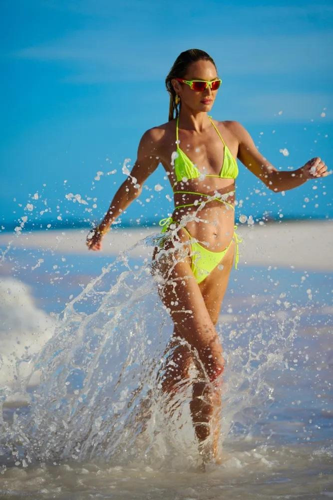 Đây là những mẫu áo tắm nằm bộ sưu tập áo tắm Spring 2022 của Tropic of C - thương hiệu do chính Candice Swanepoel đồng sáng lập vào năm 2018 với phương châm phát triển bền vững và bảo vệ môi trường.