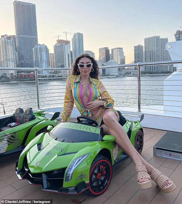 Người đẹp 9x cũng từng có thời gian ngắn mặn nồng bên The Weeknd năm 2018.