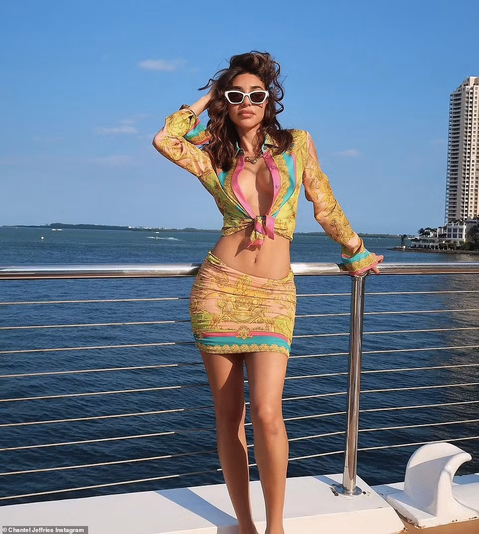 Chantel Jeffries mặc set đồ đi biển vô cùng sexy khi thả dáng trên du thuyền.