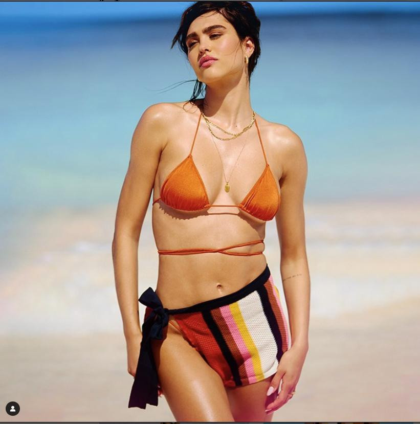 Nàng mẫu sinh năm 2001 không chỉ khiến người nhìn mê mẩn với vóc dáng "vạn người mê" mà cô còn sở hữu gương mặt vô cùng xinh đẹp với những đường nét gợi cảm như lông mày rậm sắc nét, ánh mắt lôi cuốn và khuôn môi cong dày hờn dỗi.