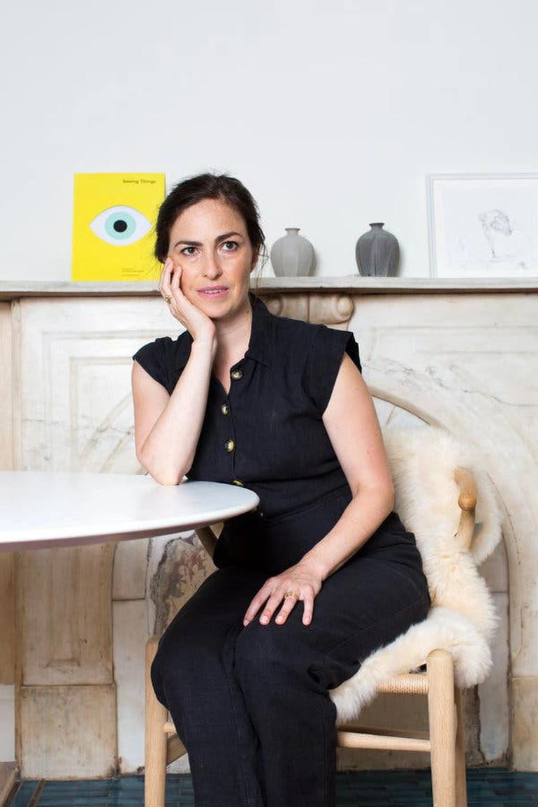 Ngoài ra, tỷ phú công nghệ còn có con gái riêng tên Lisa Brennan Jobs (SN 1978), là kết quả ngoài ý muốn của Steve Jobs với người tình thời đại học. Lisa Brennan Jobs lớn lên bên mẹ với cuộc sống không dư dả, thiếu thốn tình cảm người cha vì Steve Jobs từng không thừa nhận con gái. Tuy nhiên, đến khi ông mắc bạo bệnh, ông đã xin lỗi con gái cả vì đã bỏ rơi cô và không ở bên cô lúc trưởng thành và đã được Lisa tha thứ. Lisa hiện là nhà văn, nhà báo nổi tiếng ở Mỹ. Ảnh: New York Times