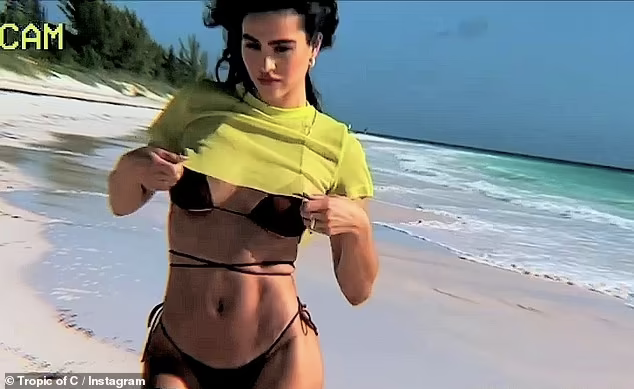 Amelia Hamlin hiện là người mẫu thế hệ gen Z nổi đình đám làng thời trang, bên cạnh Kaia Gerber, Bella Hadid, Kendall Jenner...