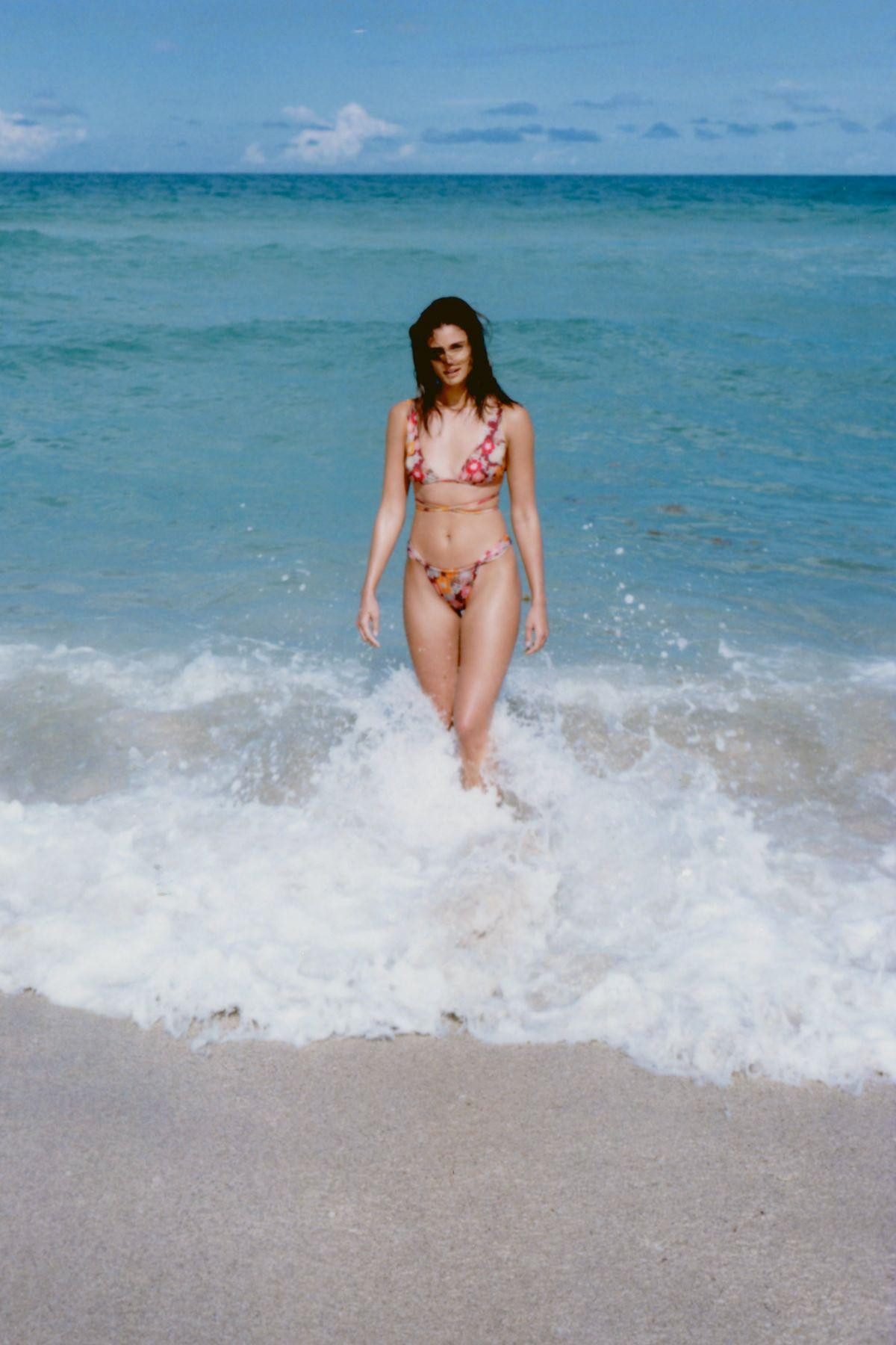 Cô hiện cũng là nàng mẫu xinh đẹp, nóng bỏng nhất nhì đội ngũ "thiên thần nội y" Victoria's Secret