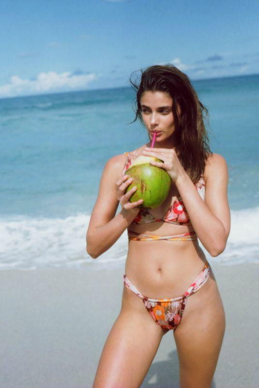 Taylor Hill sở hữu body săn chắc đẹp như tượng tạc với chiều cao 1m78.