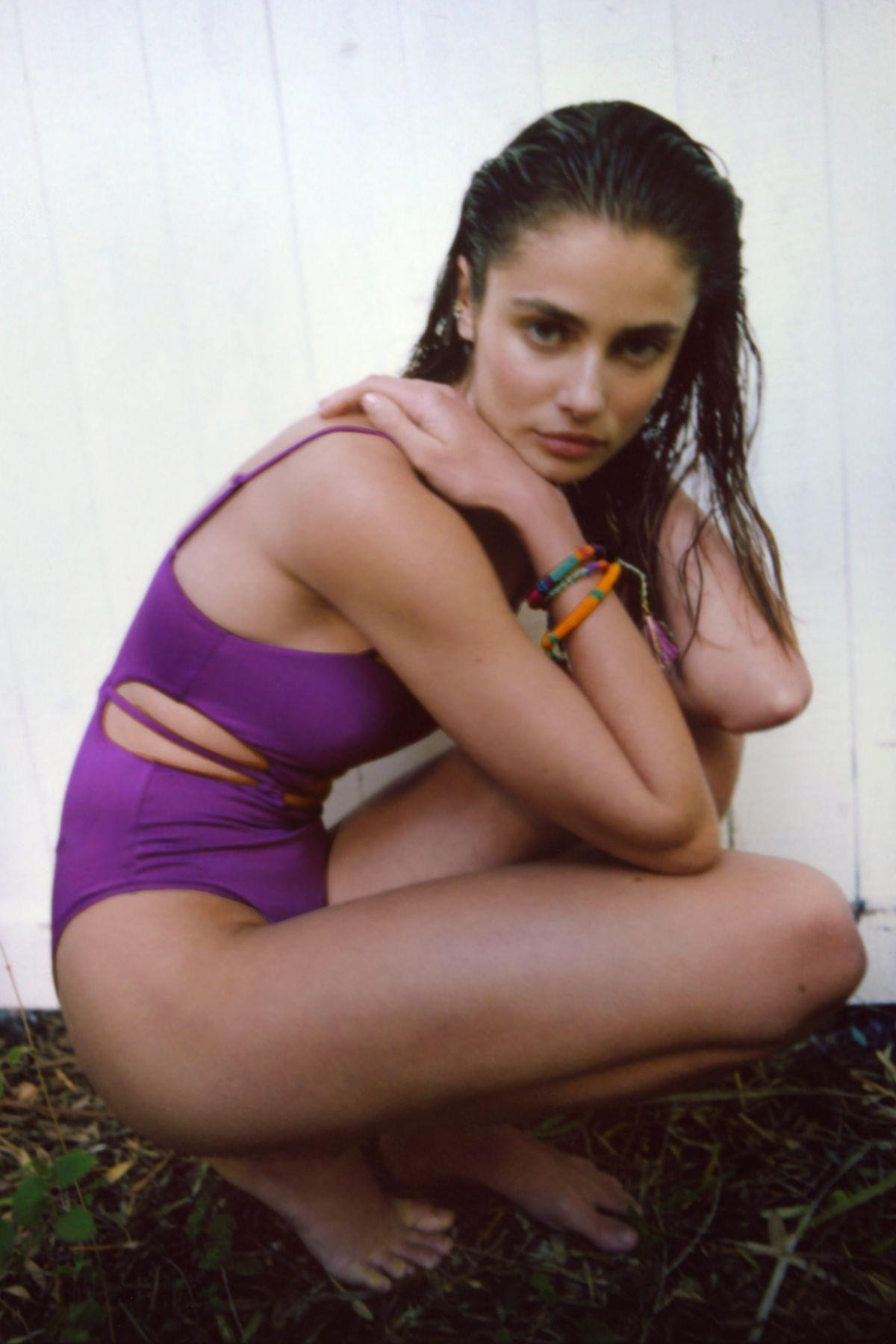 Gương mặt để mộc cũng không "dìm" được nhan sắc của chân dài sinh năm 1996.