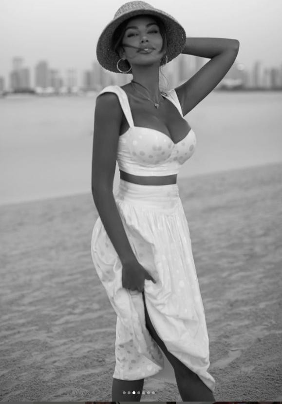 Cô thường có những bộ ảnh thời trang khoe vẻ đẹp "khuynh đảo".